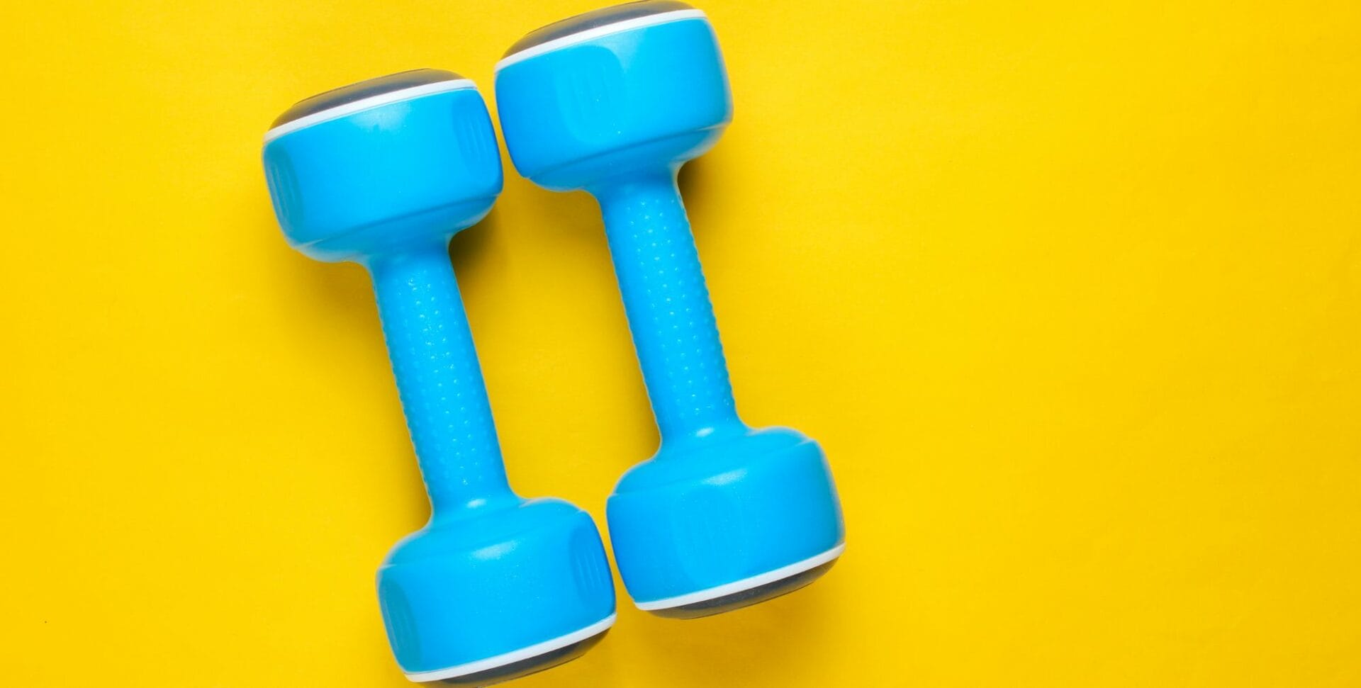 image of two blue dumbells on a yellow background - a metaphor for crisis management