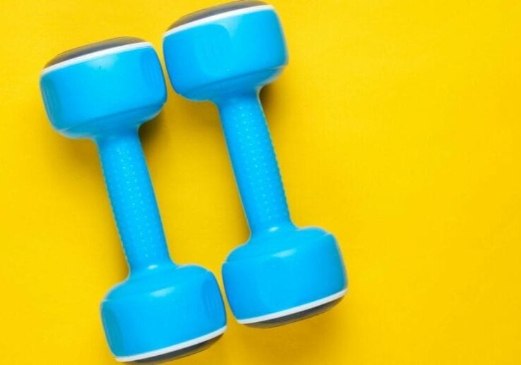 image of two blue dumbells on a yellow background - a metaphor for crisis management